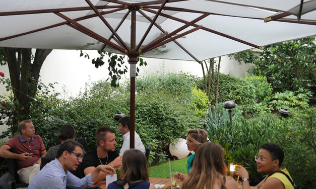 Le patio de l’hôtel Ampère : une terrasse de verdure à Paris pour Apero Voyage