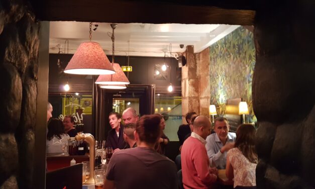 Le bar Hôme, rue de Bourgogne